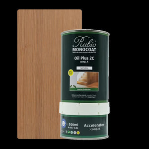 Blik met Rubio Monocoat Oil Plus 2C in natuurlijke kleur naast een voorbeeldpaneel van licht bruin eikenhout met fijne houtstructuur.