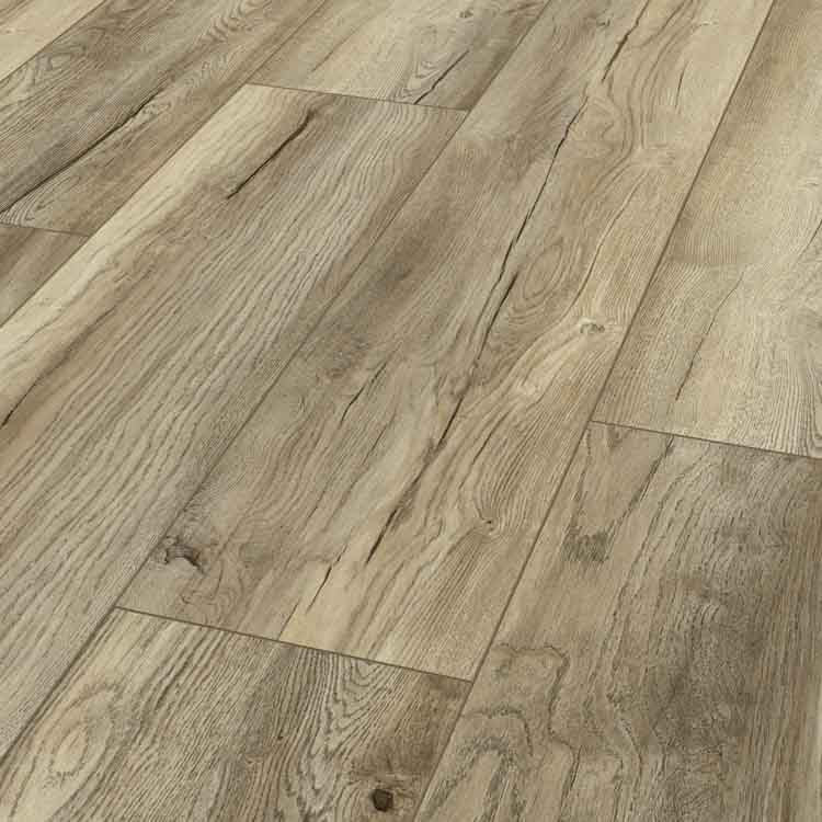 licht beige eiken vloer met natuurlijke houtstructuur en subtiele noesten in brede planken