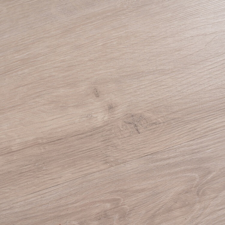licht beige eiken vloer met subtiele houtnerfstructuur en natuurlijke knoestpatronen, glad afgewerkt zonder zichtbare planken