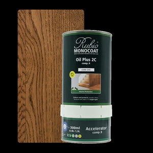 verfblik Rubio Monocoat Oil Plus 2C in donker eiken kleur, naast houten plank met zichtbare houtnerf en warme donkerbruine tint, geschikt voor houtbescherming en afwerking