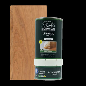 Donker gerookt eiken houten plank met zichtbare houtnerven en knoesten, samen met een bus Rubio Monocoat Oil Plus 2C olie in Smoke 5% kleur voor bescherming en kleurbehandeling van houten vloeren.
