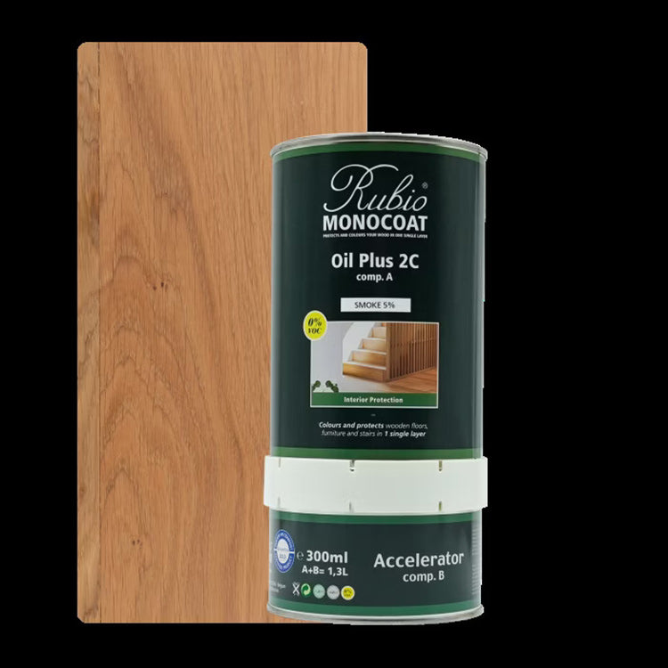 Donker gerookt eiken houten plank met zichtbare houtnerven en knoesten, samen met een bus Rubio Monocoat Oil Plus 2C olie in Smoke 5% kleur voor bescherming en kleurbehandeling van houten vloeren.