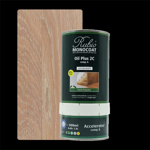 Blik met Rubio Monocoat Oil Plus 2C in de kleur Cotton White voor interieurbescherming naast een houten laminaatstaal met een lichte beige eiken kleur en een subtiele nerfstructuur.