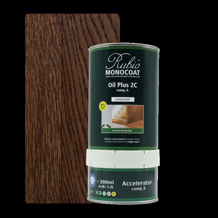 Donkerbruin houtstaal met zichtbare nerfstructuur naast een pot oliebeits in chocoladekleur voor houtbescherming.