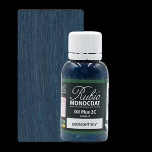 flesje Rubio Monocoat olie in de kleur midnight sky met voorbeeld houten plank in blauwgrijze houtstructuur op de achtergrond