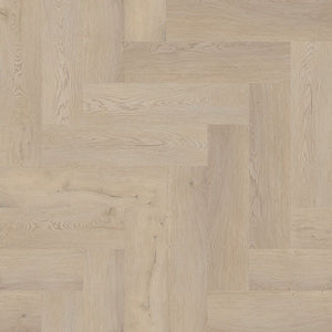 licht eiken visgraat vloer met subtiel houtnerfstructuur en brede planken in een naturel beige tint