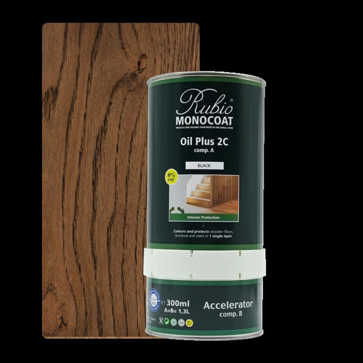 Donker bruin eiken hout sample met zichtbare nerfstructuur naast een blik Rubio Monocoat Oil Plus 2C houtbeits en accelerator in zwarte kleur voor interieurbescherming.