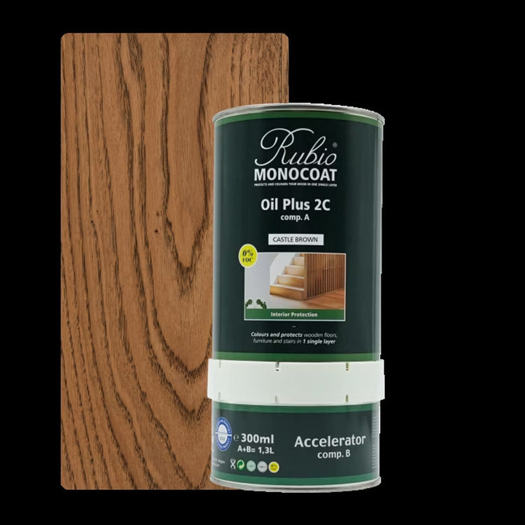 Donker bruin eiken houtstructuur met zichtbare houtnerf naast een blik Rubio Monocoat Oil Plus 2C in Castle Brown kleur voor interieurbescherming van houten vloeren en meubels.
