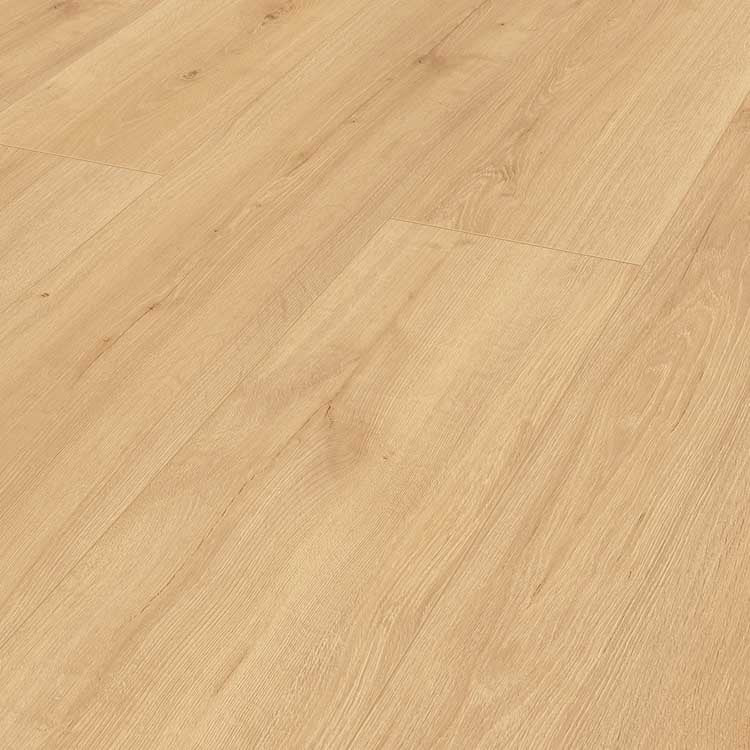 licht eiken vloer met brede planken en subtiele houtstructuur, natuurlijke warme kleur met lichte noesten en nerven zichtbaar