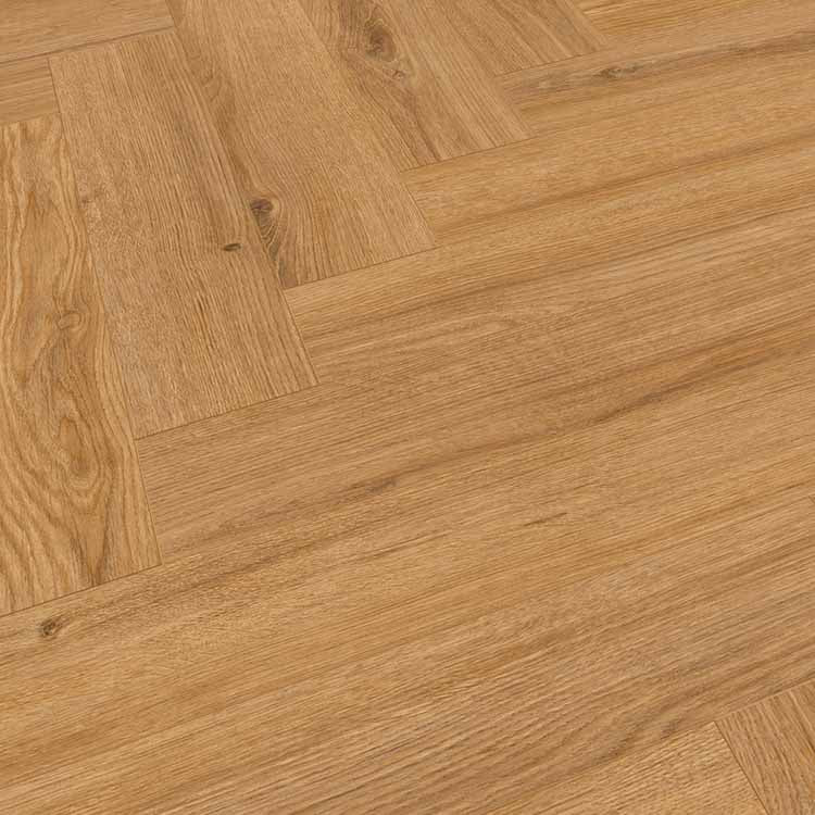 licht eiken vloer in visgraatpatroon met fijne houtstructuur en warme honingkleurige tinten