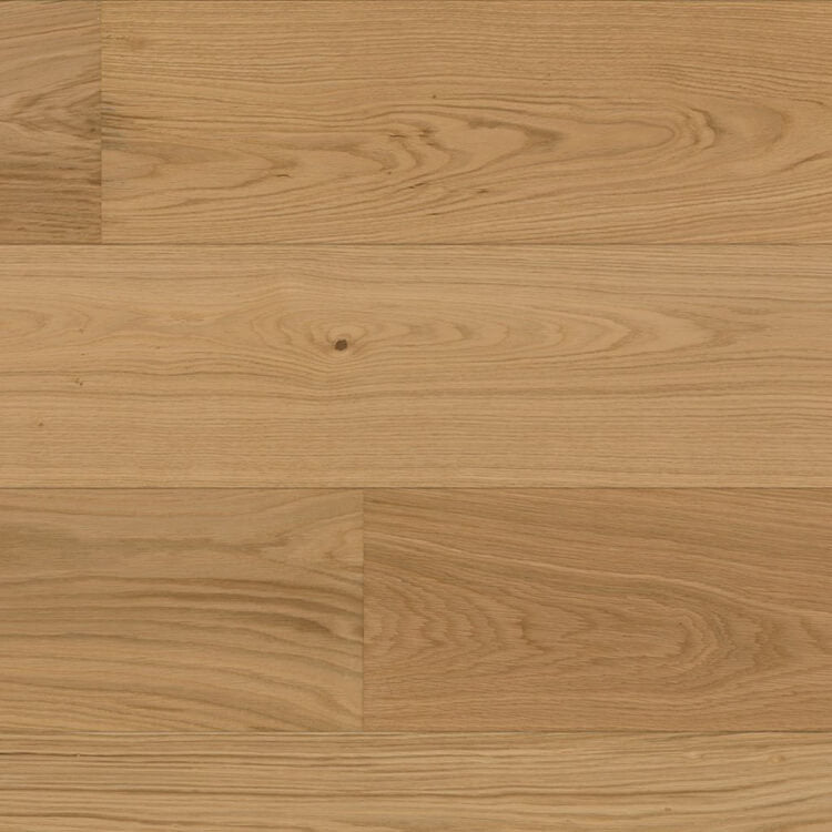 lichte eiken vloer met brede planken en fijne houtnerfstructuur, natuurlijke warme beige tinten en subtiele noesten zichtbaar
