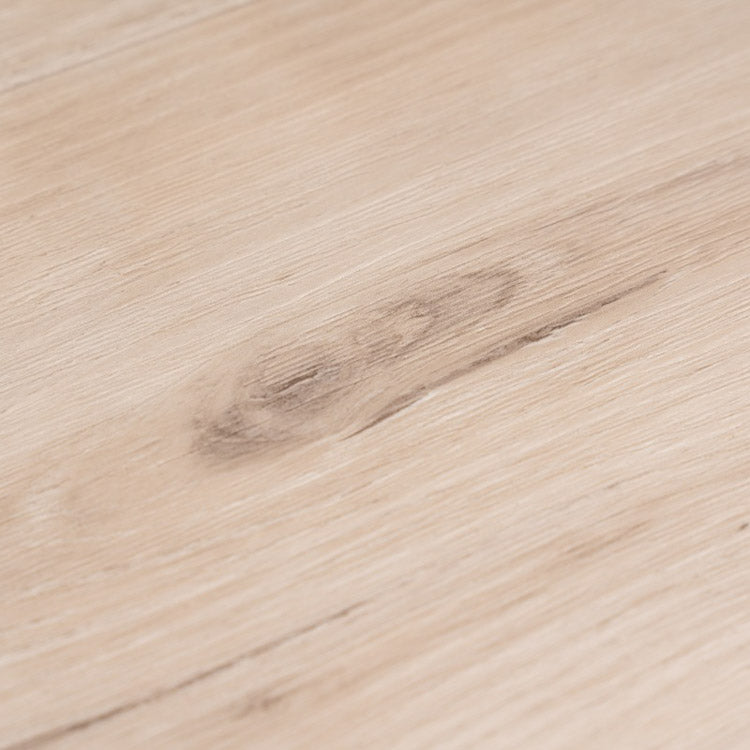 licht beige eiken vloer met subtiele houtnerfstructuur en een donkere knoop in het midden