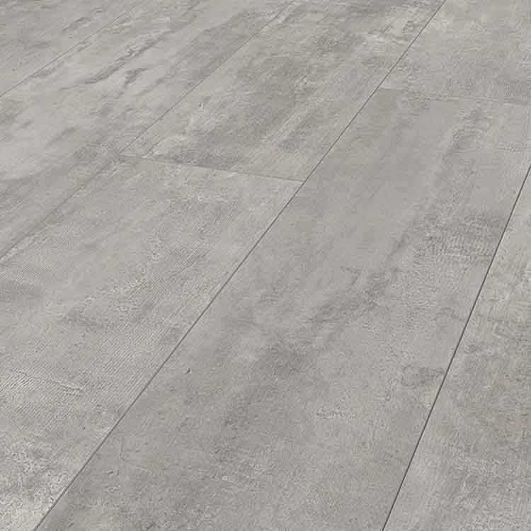 licht grijs tegelvloer met brede platen en subtiel golvend streeppatroon in structuur