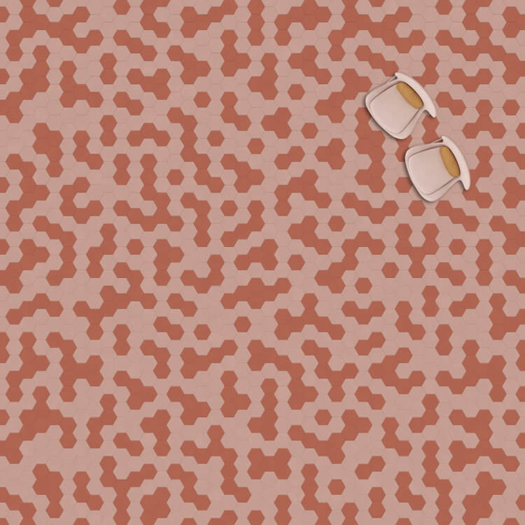 vloer met hexagonale tegels in terracotta en lichtroze tinten met twee lichtroze stoelen met houten zitting