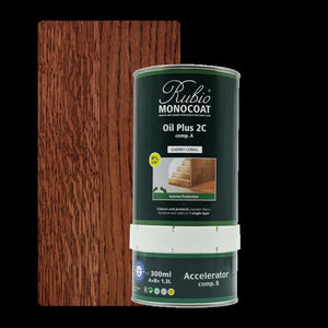 Blik met Rubio Monocoat Oil Plus 2C houtolie in kleur Cherry Coral naast een houtstaal met fijne verticale houtnerf in warme roodbruine tinten.