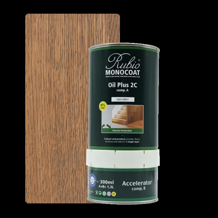 Blik met Rubio Monocoat Oil Plus 2C in kleur asgrijs, geplaatst naast een houten plank met middelbruin eiken nerf en fijne structuur.