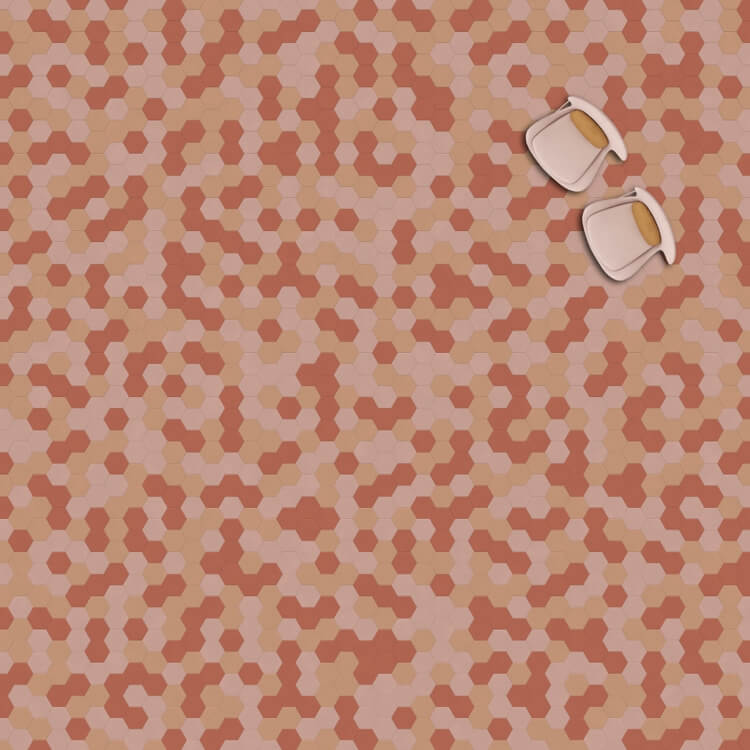 vloer met zeshoekige tegels in een patroon van beige, licht beige en terracotta kleuren met twee witte en beige houten stoelen op de vloer