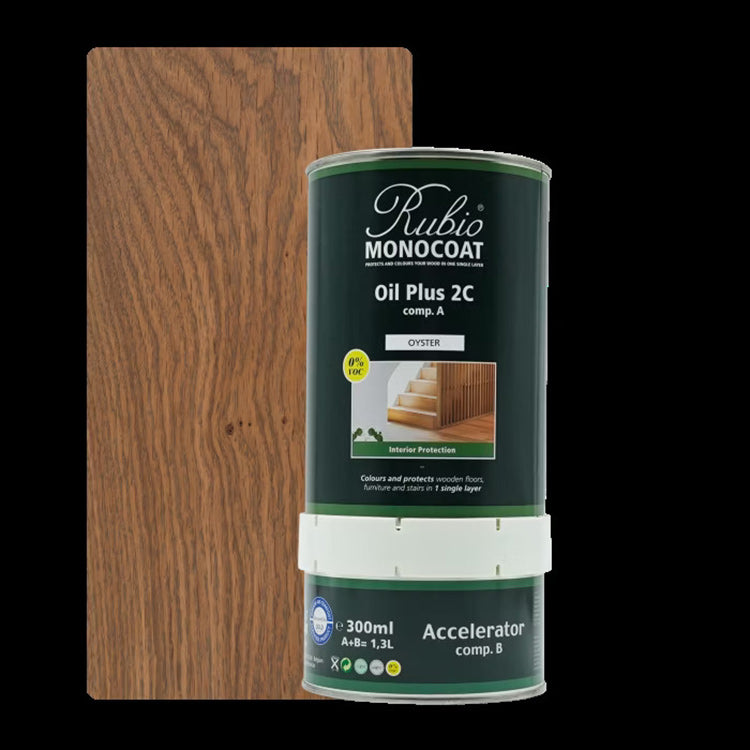 blik Rubio Monocoat Oil Plus 2C houtolie in de kleur Oyster met voorbeeld van middelbruin eiken hout met fijne, natuurlijke houtnerfstructuur