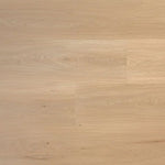 licht beige eiken vloer met subtiele houtstructuur en brede planken