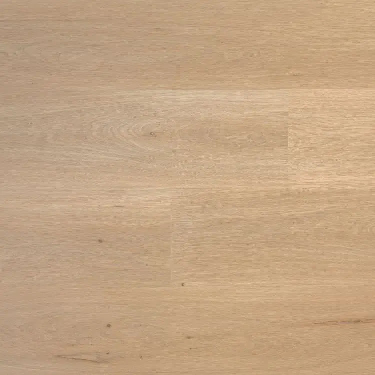 licht beige eiken vloer met subtiele houtstructuur en brede planken