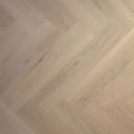 lichte beige eiken visgraatvloer met subtiele knoesten en fijne houtnerfstructuur