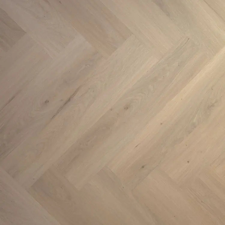 lichte beige eiken visgraatvloer met subtiele knoesten en fijne houtnerfstructuur