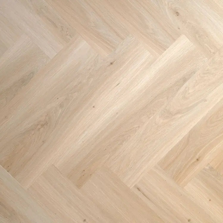 licht eiken vloer met visgraat patroon en subtiele houtstructuur met natuurlijke noesten