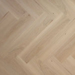 licht eiken visgraatvloer met een matte structuur en subtiele houtnerven in brede planken