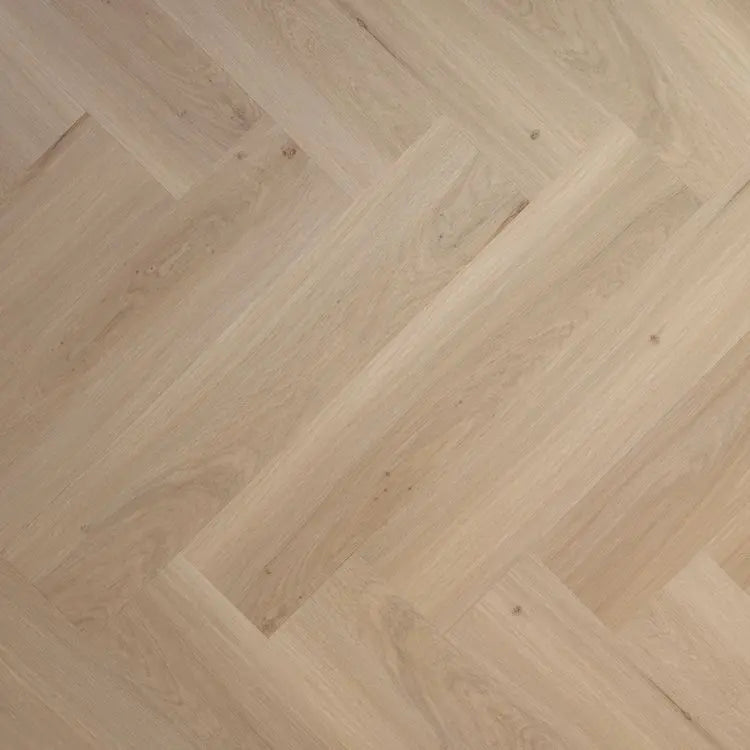 licht eiken visgraatvloer met een matte structuur en subtiele houtnerven in brede planken