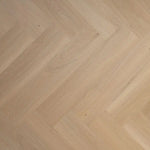 licht eiken visgraatvloer met subtiele houtstructuur en matte afwerking