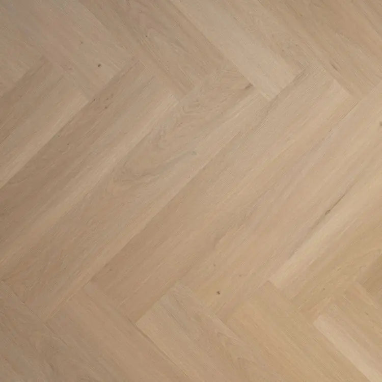 licht eiken visgraatvloer met subtiele houtstructuur en matte afwerking