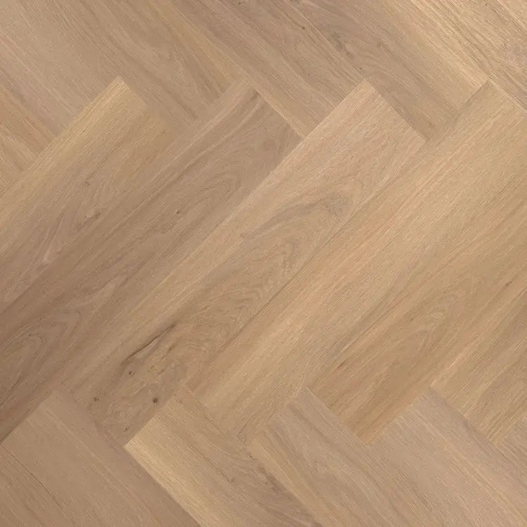 lichte beige eiken visgraatvloer met subtiele houtstructuur en brede planken