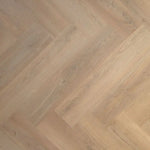 lichte beige eiken visgraatvloer met subtiele houtstructuur en brede planken