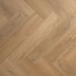 licht beige eiken visgraatvloer met een subtiele houtnerfstructuur en brede planken