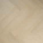 licht beige eiken vloer met visgraatpatroon en subtiele houtstructuur