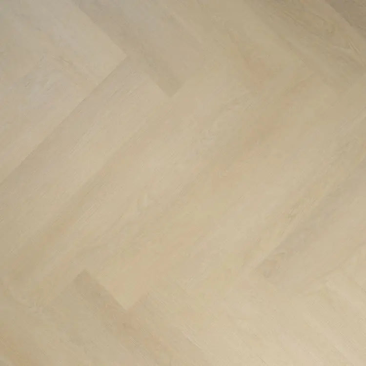 licht beige eiken vloer met visgraatpatroon en subtiele houtstructuur