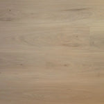 licht beige eiken vloer met subtiele nerfstructuur en fijne knoesten in een natuurlijke houtlook