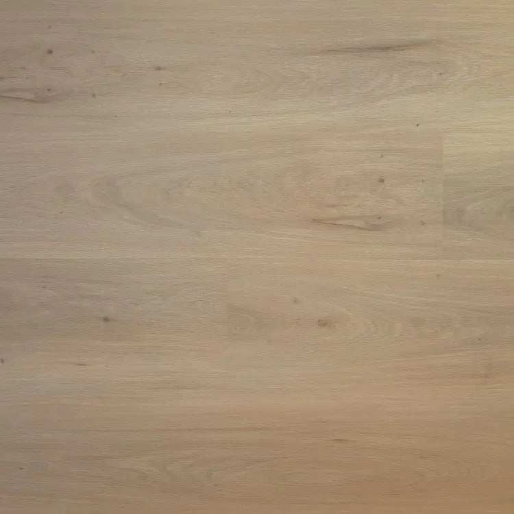 licht beige eiken vloer met subtiele nerfstructuur en fijne knoesten in een natuurlijke houtlook