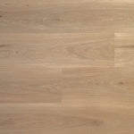 licht eiken vloer met zachte houtnerfstructuur en matte afwerking in brede planken