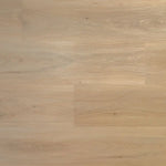 licht beige eiken vloer met subtiele houtnerfstructuur en matte afwerking in brede planken