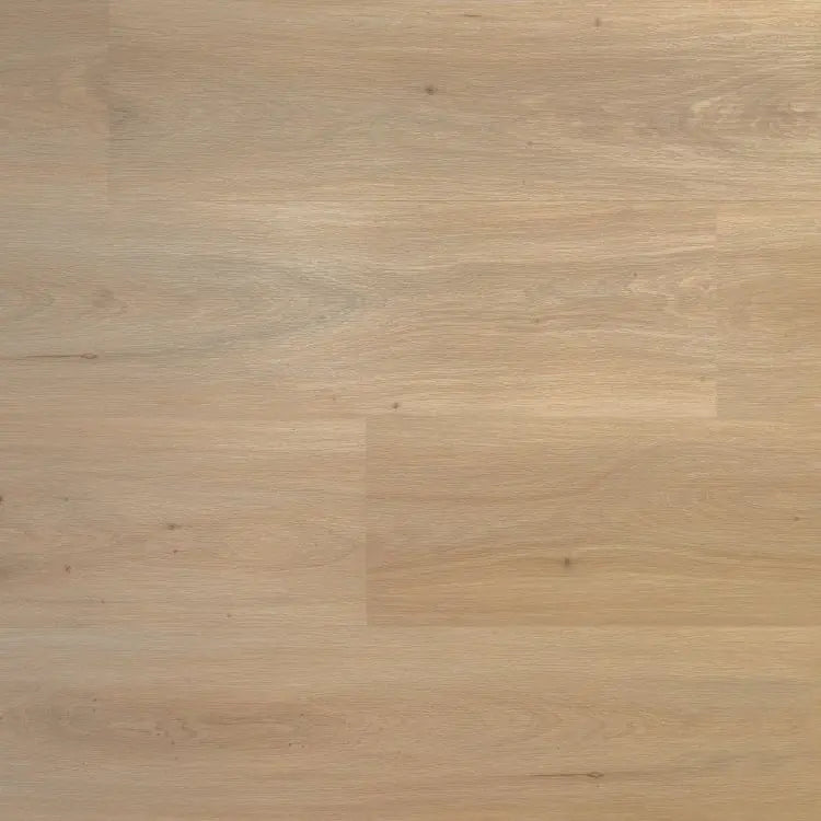 licht beige eiken vloer met subtiele houtnerfstructuur en matte afwerking in brede planken