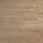 lichte eiken vloer met een subtiele houtstructuur en brede planken in een naturel beige kleurtoon