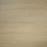 licht beige eiken vloer met brede planken en subtiele houtstructuur zonder opvallend patroon
