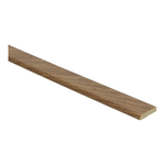 Afwerkstrip met licht bruin eiken houtstructuur en subtiel nerfpatroon, smalle plintvorm met afgeronde rand.