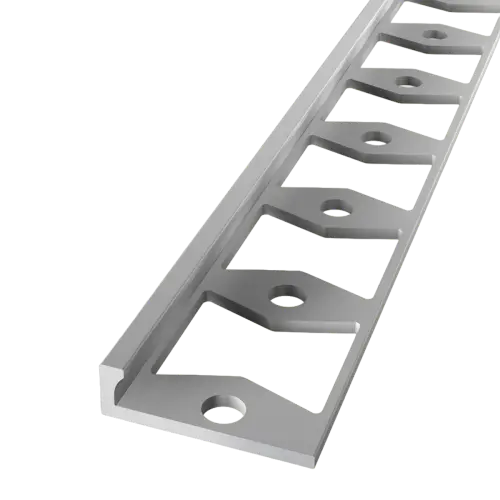 Aluminium hoekprofiel met geperforeerde gaten en open driehoekige uitsparingen, geschikt voor afwerking van vloeren of wandranden.