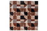 tapijt met geometrisch patroon in vierkanten en cirkels in warm bruin, beige, lichtgrijs en zwart