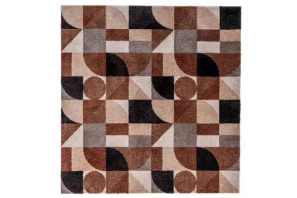 tapijt met geometrisch patroon in vierkanten en cirkels in warm bruin, beige, lichtgrijs en zwart
