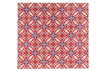 tapijt met een rood en wit bloemmotief patroon en kleine blauwe accenten in herhalend geometrisch ontwerp