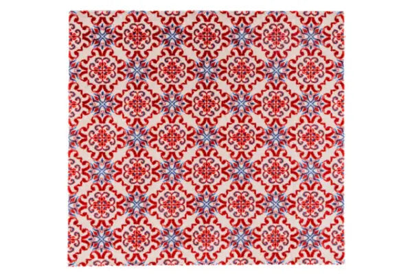 tapijt met een rood en wit bloemmotief patroon en kleine blauwe accenten in herhalend geometrisch ontwerp