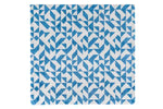 blauw wit tapijt met geometrisch patroon van kleine driehoeken en vierkanten in een herhalend motief